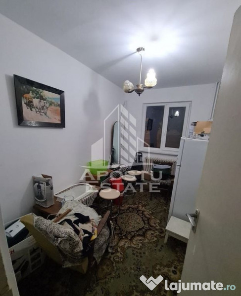 Apartament cu 3 camere, semidecomandat, parter inalt, zon...