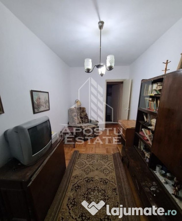 Apartament cu 3 camere, semidecomandat, parter inalt, zon...