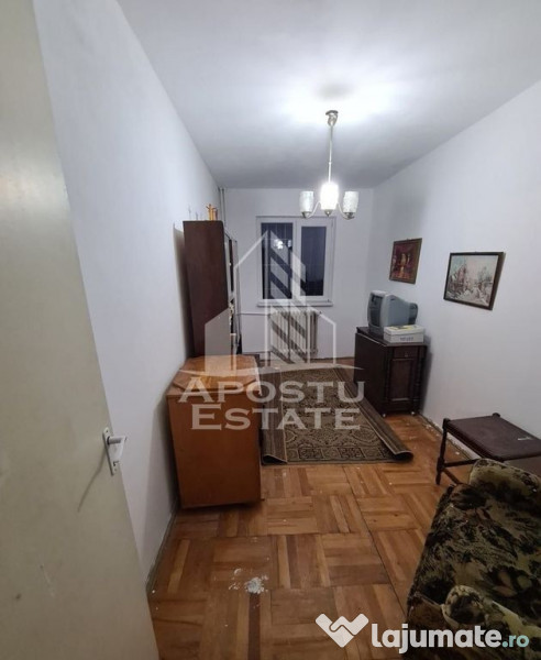 Apartament cu 3 camere, semidecomandat, parter inalt, zon...