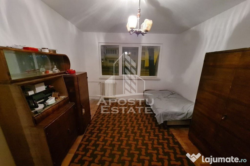 Apartament cu 3 camere, semidecomandat, parter inalt, zon...