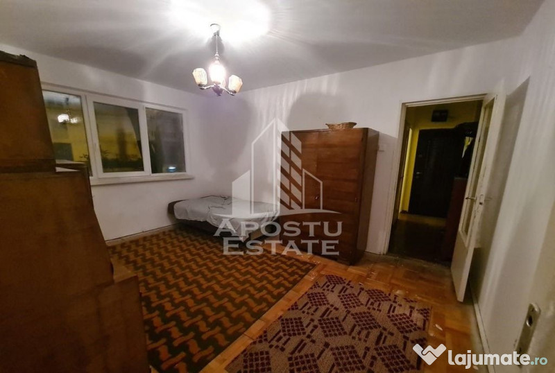 Apartament cu 3 camere, semidecomandat, parter inalt, zon...
