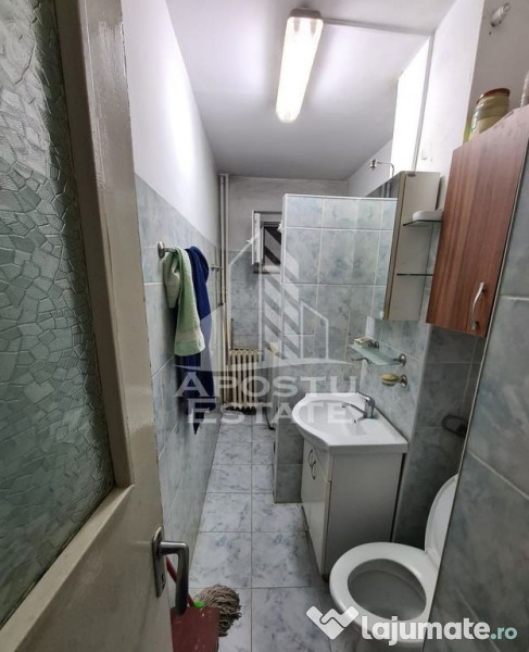 Apartament cu 3 camere, semidecomandat, parter inalt, zon...