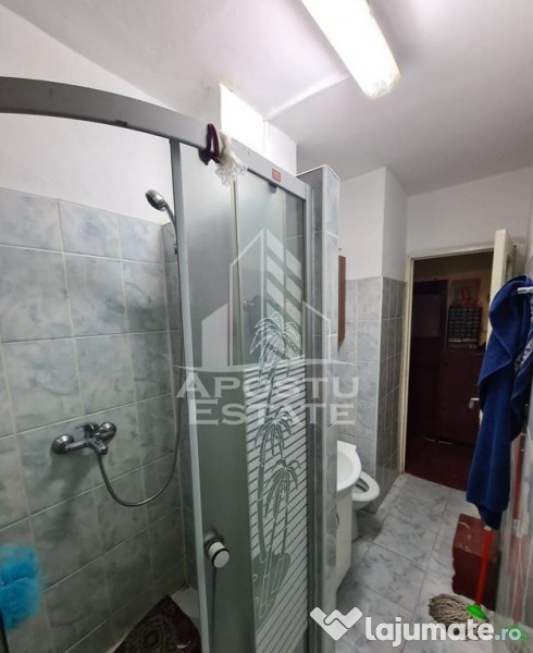 Apartament cu 3 camere, semidecomandat, parter inalt, zon...