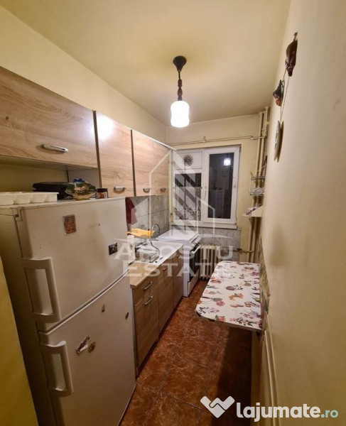 Apartament cu 3 camere, semidecomandat, parter inalt, zon...