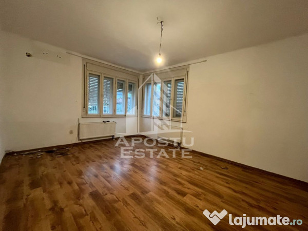 Casa individuala, cu 3 camere, 2 fronturi, teren 652, zon...