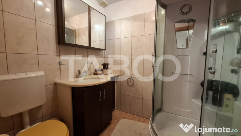 Apartament de vanzare 4 camere decomandat 74 mpu Valea Aurie