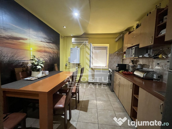 Apartament cu 4 camere, 2 bai, etaj intermediar, zona Soa...