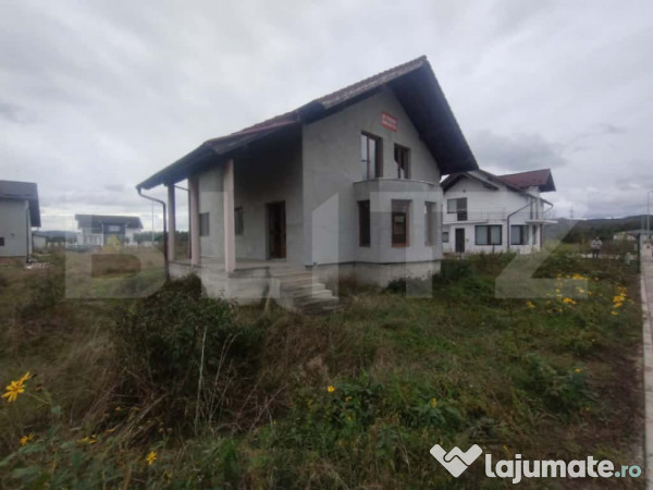 Casa de 140 mp, pe 2 nivele, 4 camere, oras Beclean