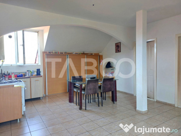 Apartament decomandat 3 camere zona centrala Cisnadie de van