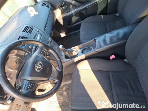 Toyota Avensis manuala 