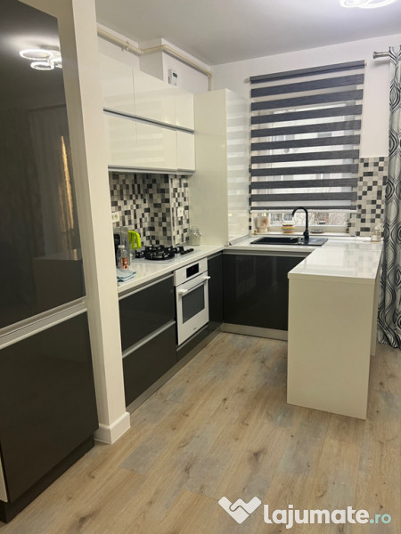 Închiriez apartament 2 camere complex Maurer