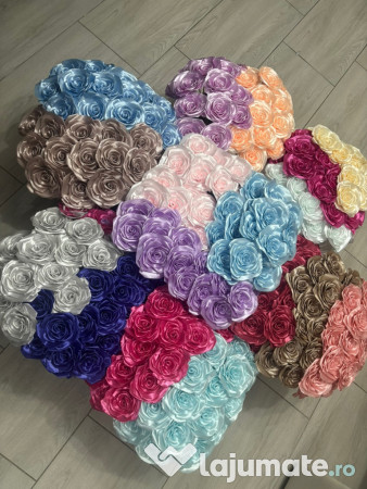 Buchete de trandafiri din satin