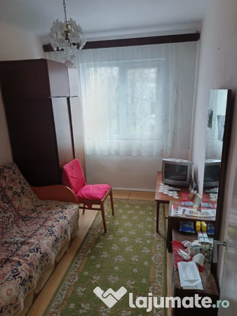 Apartament 3 camere etaj 2/4 Viziru 1 Liber.