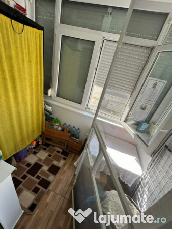 - Apartament 3 camere confort 2, zona Viziru 2, etaj 3. 