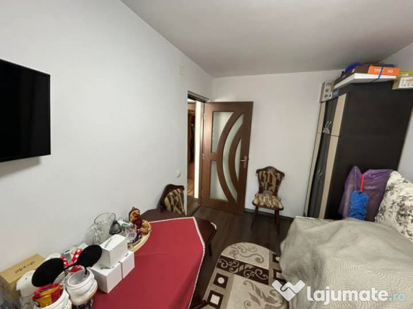 - Apartament 3 camere confort 2, zona Viziru 2, etaj 3. 