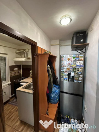 - Apartament 3 camere confort 2, zona Viziru 2, etaj 3. 