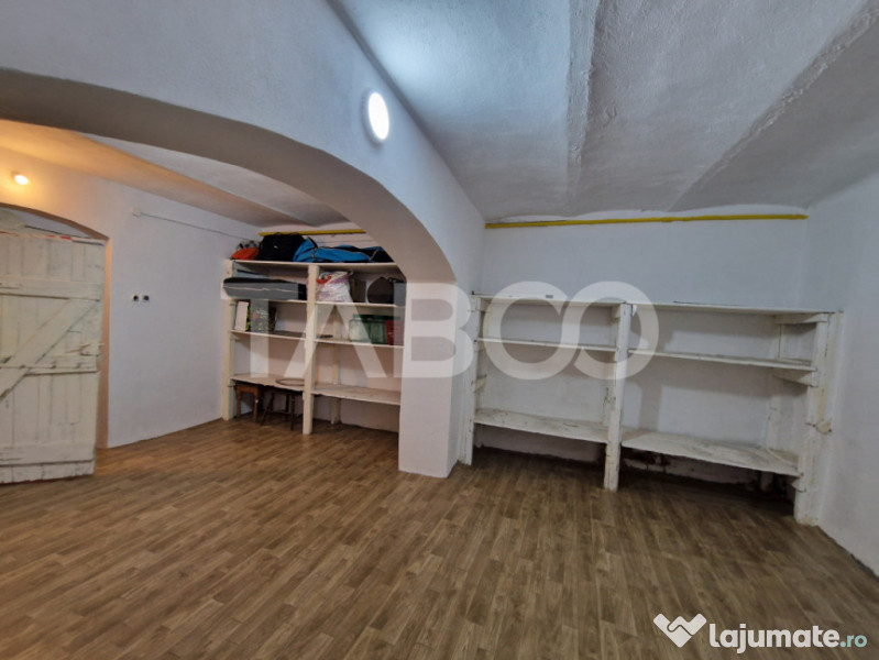 Apartament central 4 camere spatiu comercial garaj si pivnit 
