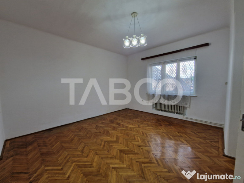 Apartament central 4 camere spatiu comercial garaj si pivnit 