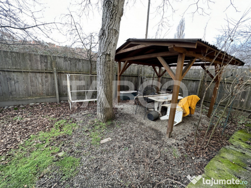 Casa 2 corpuri P+M si P+1 spatiu comercial 70 mpu la strada 