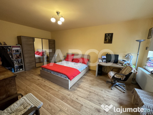 Casa 2 corpuri P+M si P+1 spatiu comercial 70 mpu la strada 