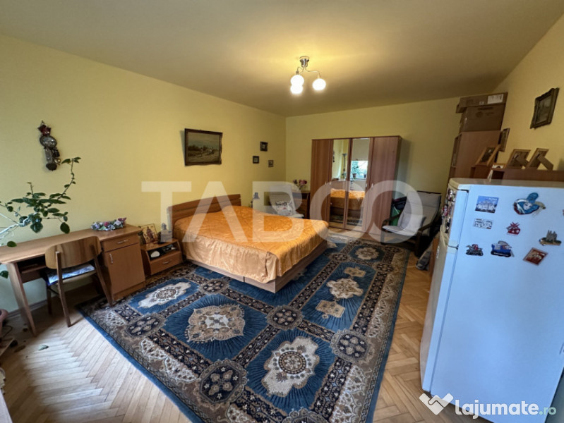 Casa 2 corpuri P+M si P+1 spatiu comercial 70 mpu la strada 