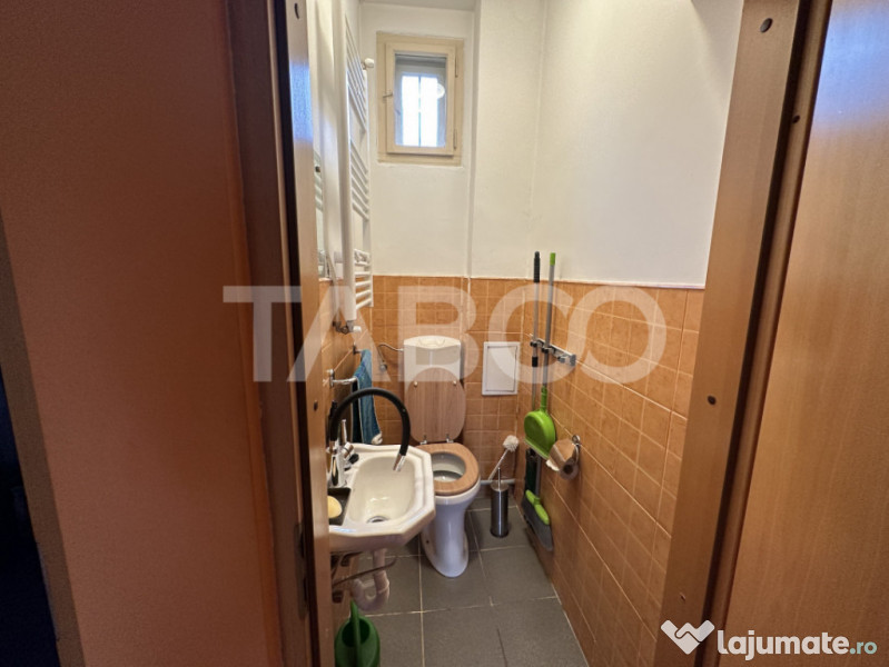 Casa 2 corpuri P+M si P+1 spatiu comercial 70 mpu la strada 