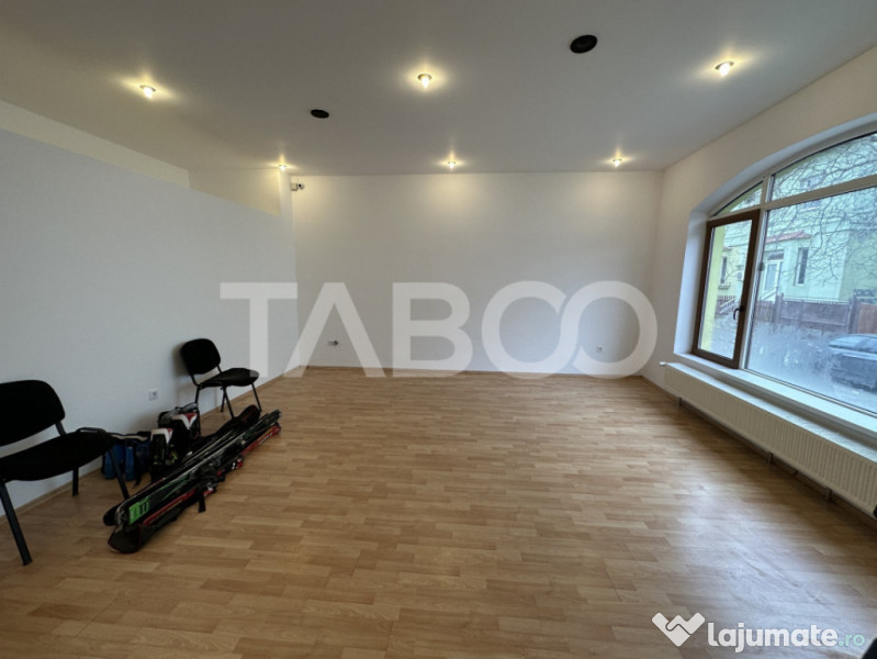 Casa 2 corpuri P+M si P+1 spatiu comercial 70 mpu la strada 