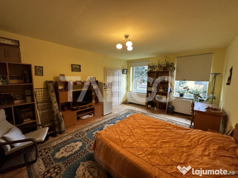 Casa 2 corpuri P+M si P+1 spatiu comercial 70 mpu la strada 