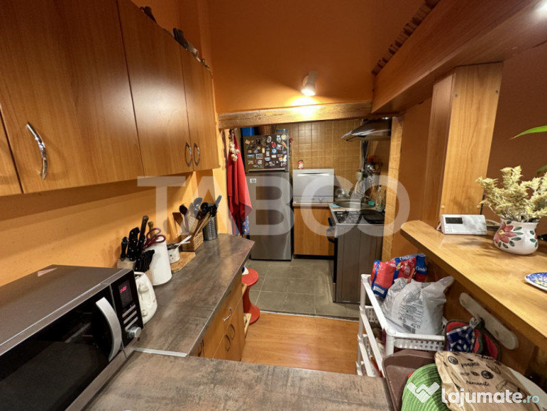 Casa 2 corpuri P+M si P+1 spatiu comercial 70 mpu la strada 