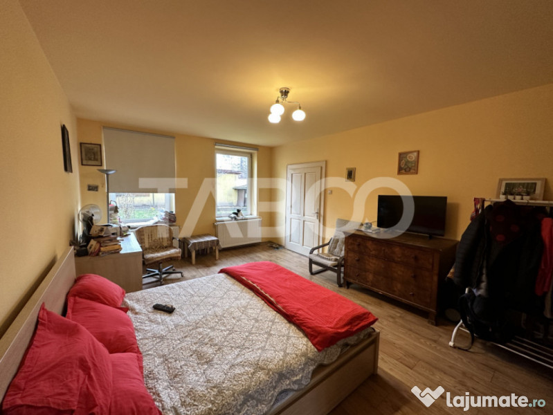 Casa 2 corpuri P+M si P+1 spatiu comercial 70 mpu la strada 