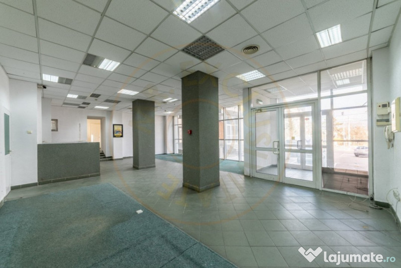 Spațiu situat pe cea mai circulată stradă din oraș - Bd.