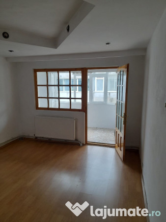 Apartament trei camere, decomandat, centrala, balcon, liber, 9 Mai 