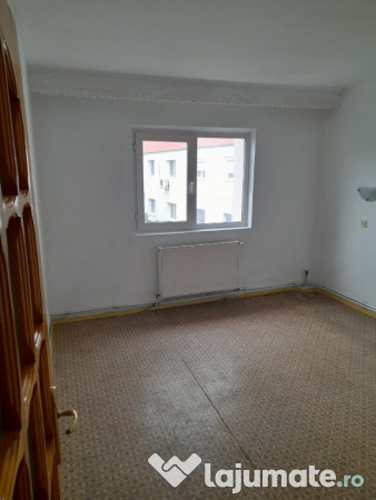 Apartament trei camere, decomandat, centrala, balcon, liber, 9 Mai 