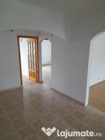 Apartament trei camere, decomandat, centrala, balcon, liber, 9 Mai 