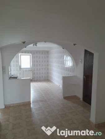 Apartament trei camere, decomandat, centrala, balcon, liber, 9 Mai 