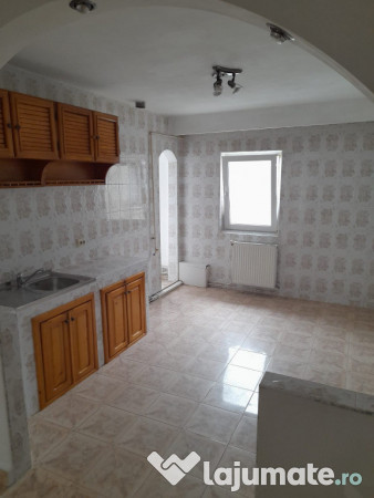 Apartament trei camere, decomandat, centrala, balcon, liber, 9 Mai 