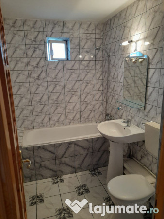 Apartament trei camere, decomandat, centrala, balcon, liber, 9 Mai 