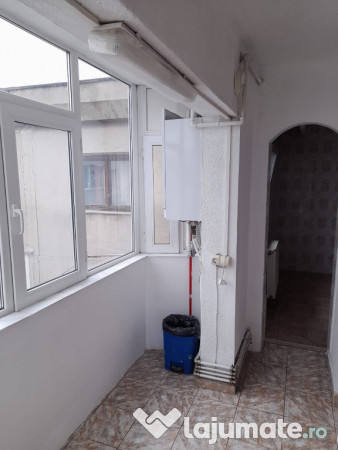 Apartament trei camere, decomandat, centrala, balcon, liber, 9 Mai 