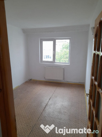 Apartament trei camere, decomandat, centrala, balcon, liber, 9 Mai 