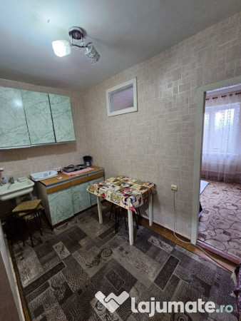 Se inchiriaza garsoniera, Aurel Vlaicu