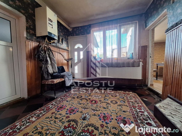 Casa individuala cu 5 camere si terasa, zona linistita Sa... 