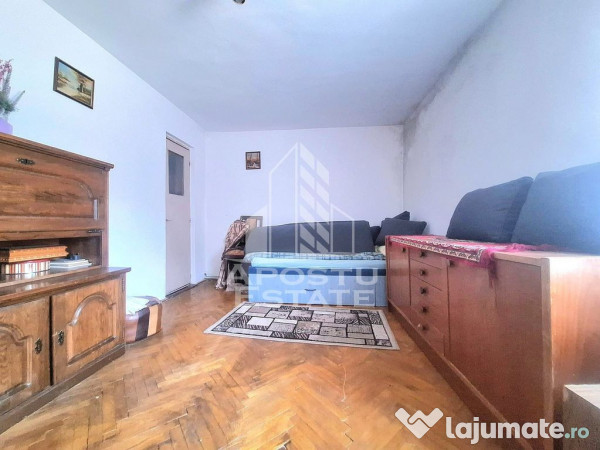 Casa individuala cu 5 camere si terasa, zona linistita Sa... 