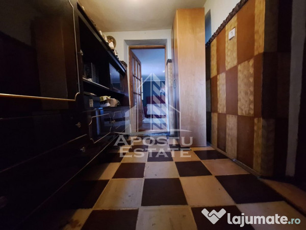 Casa individuala cu 5 camere si terasa, zona linistita Sa... 