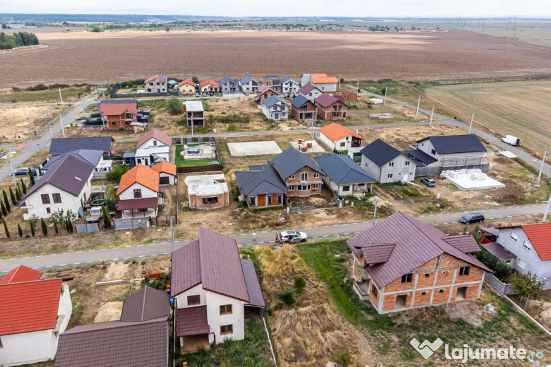 Casă nefinisata la sol in Fântânele, cartier nou Comsi... 