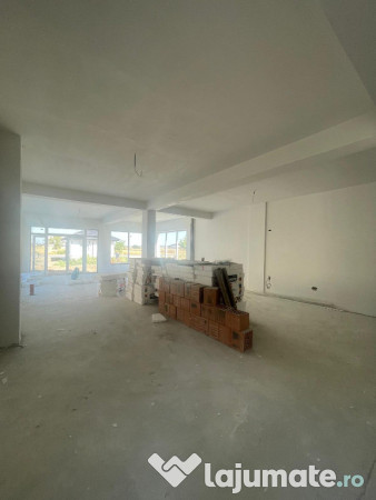 Spatiu comercial cu toate utilitatile\zoa buna/3 locuri parcare 