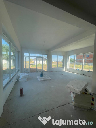 Spatiu comercial cu toate utilitatile\zoa buna/3 locuri parcare 