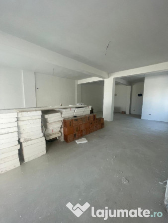 Spatiu comercial cu toate utilitatile\zoa buna/3 locuri parcare 
