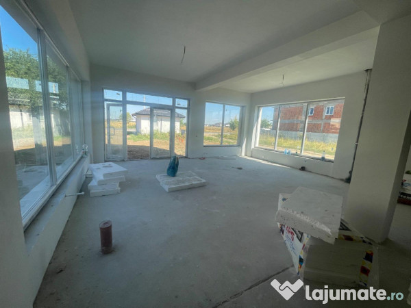 Spatiu comercial cu toate utilitatile\zoa buna/3 locuri parcare 