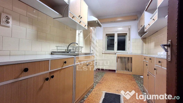 Apartament spatios, cu 2 camere decomandat
