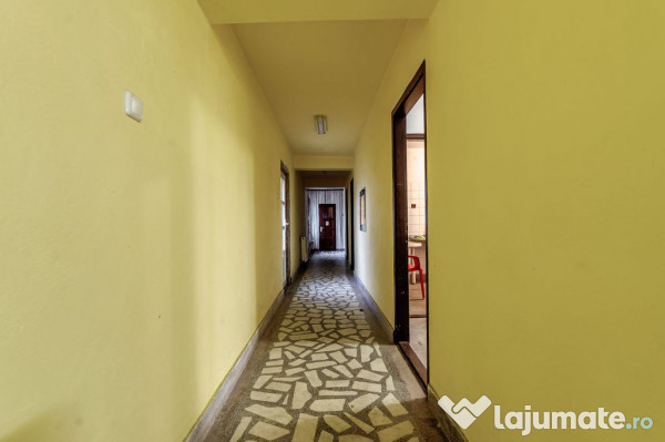 Clădire potrivită pentru proiecte educaționale sau de ...